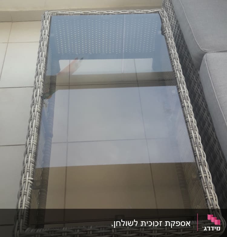 אספקת זכוכית לשולחן.